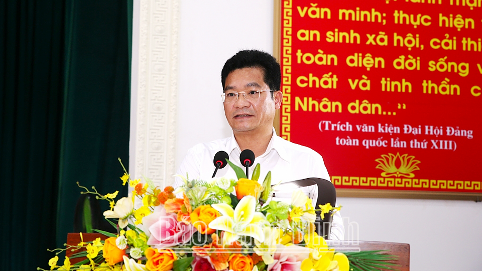 Đồng chí Trần Anh Dũng, Ủy viên Ban TVTU, Phó Chủ tịch Thường trực UBND tỉnh phát biểu tại buổi tiếp xúc cử tri huyện Vụ Bản.  