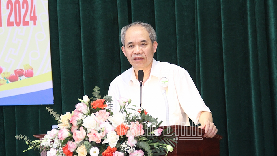 Đồng chí Đoàn Văn Hùng, Ủy viên Ban TVTU, Chủ tịch Ủy ban MTTQ tỉnh phát biểu tại hội nghị.   