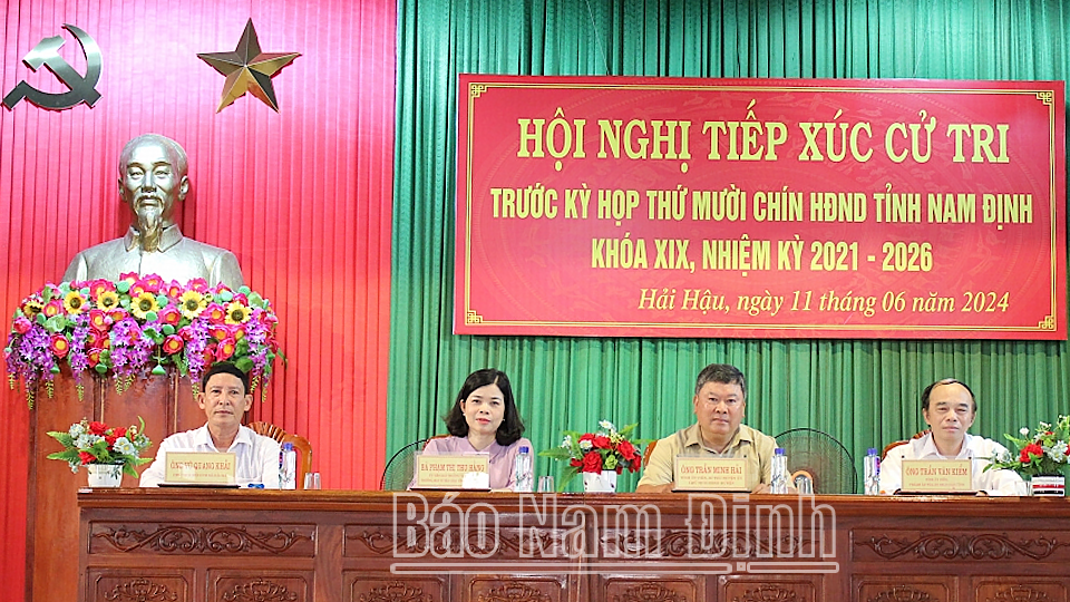 Đồng chí Phạm Thị Thu Hằng, Ủy viên Ban TVTU, Trưởng ban Tuyên giáo Tỉnh ủy và các đại biểu HĐND tỉnh tiếp xúc cử tri huyện Hải Hậu.  