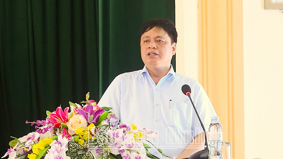 Đồng chí Trần Minh Thắng, Ủy viên Ban TVTU, Trưởng Ban Dân vận Tỉnh ủy phát biểu tại hội nghị tiếp xúc cử tri huyện Nghĩa Hưng. 