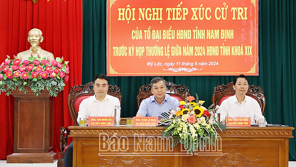 Đồng chí Trần Lê Đoài, TUV, Phó Chủ tịch UBND tỉnh và các đại biểu HĐND tỉnh tại buổi tiếp xúc cử tri huyện Mỹ Lộc.  
