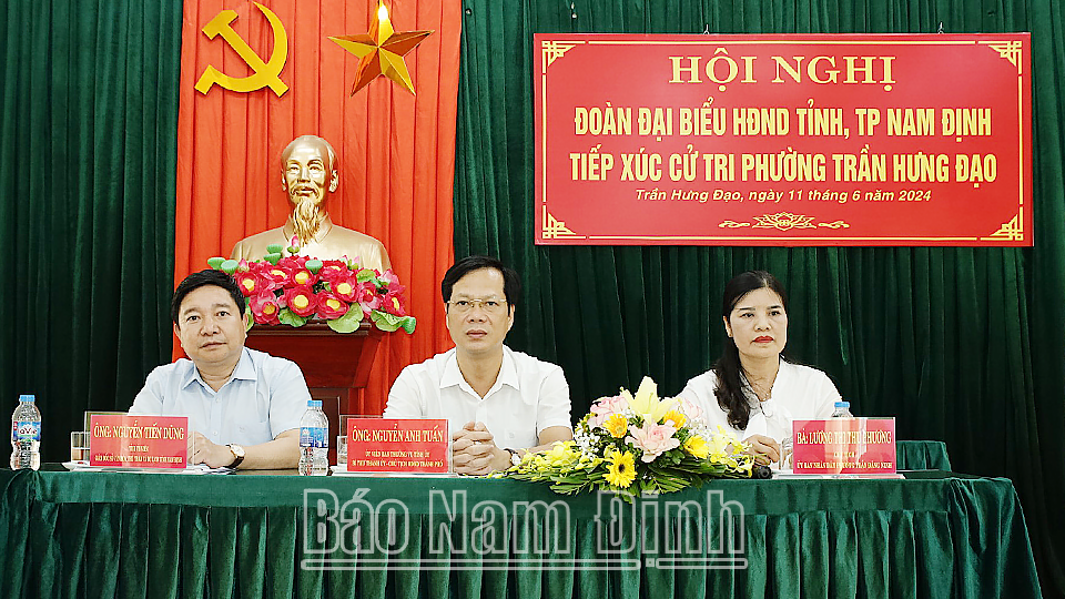 Đồng chí Nguyễn Anh Tuấn, Ủy viên Ban TVTU, Bí thư Thành ủy, Chủ tịch HĐND thành phố Nam Định tiếp xúc cử tri tại phường Trần Hưng Đạo (Thành phố Nam Định).