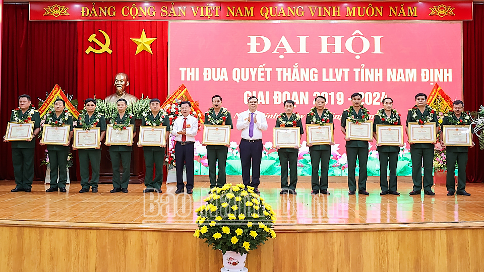 Các đồng chí Phạm Gia Túc, Ủy viên BCH Trung ương Đảng, Bí thư Tỉnh ủy, Bí thư Đảng ủy Quân sự tỉnh; Phạm Đình Nghị, Phó Bí thư Tỉnh ủy, Chủ tịch UBND tỉnh, Chủ tịch Hội đồng Thi đua Khen thưởng tỉnh tặng Bằng khen cho các tập thể, cá nhân có thành tích xuất sắc trong phong trào thi đua Quyết thắng LLVT tỉnh giai đoạn 2019-2024. 
