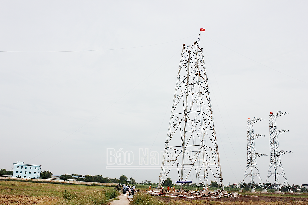 Công trường thi công dự án 500kV mạch 3 đoạn qua địa bàn huyện Nghĩa Hưng tỉnh Nam Định. 
