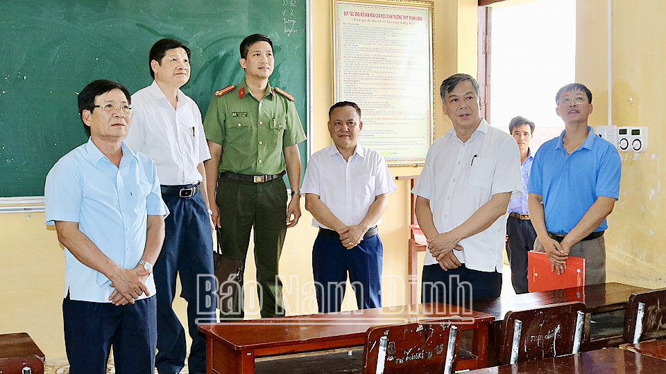 Đồng chí Trần Lê Đoài, TUV, Phó Chủ tịch UBND tỉnh, Trưởng Ban Chỉ đạo kỳ thi tốt nghiệp THPT 2024 tỉnh Nam Định kiểm tra phòng thi tại Điểm thi Trường THPT Thịnh Long (Hải Hậu). 
