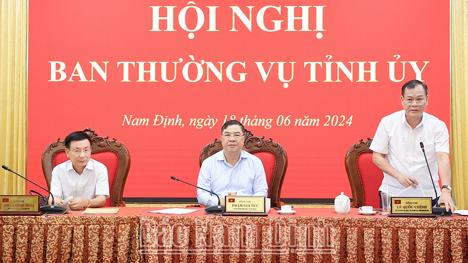 Đồng chí Phó Bí thư Thường trực Tỉnh ủy Lê Quốc Chỉnh phát biểu tại hội nghị.  