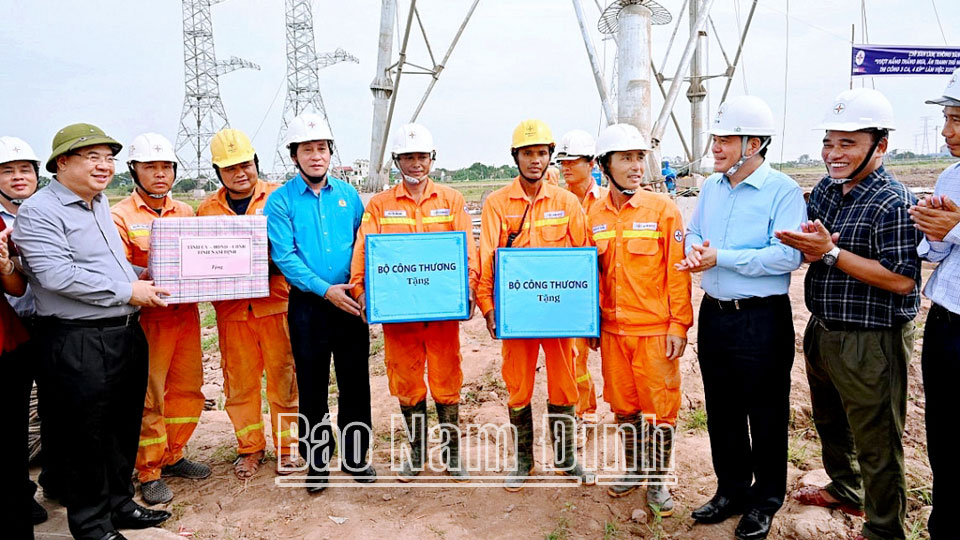 Đồng chí Bộ trưởng Bộ Công Thương Nguyễn Hồng Diên và đồng chí Bí thư Tỉnh ủy Nam Định Phạm Gia Túc tặng quà động viên nhà thầu thi công dự án 500kV mạch 3 đoạn qua địa bàn huyện Nghĩa Hưng.