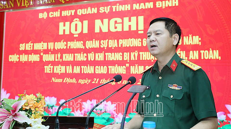 Đại tá Nguyễn Bá Thịnh, Ủy viên Ban TVTU, Chỉ huy trưởng Bộ CHQS tỉnh phát biểu tại hội nghị. 