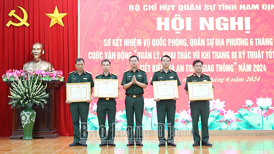 Được sự ủy quyền, Đại tá Nguyễn Bá Thịnh, Ủy viên Ban TVTU, Chỉ huy trưởng Bộ CHQS tỉnh trao Bằng khen của Chủ tịch UBND tỉnh cho các tập thể, cá nhân có thành tích xuất sắc trong công tác tuyển chọn, gọi công dân nhập ngũ năm 2024.