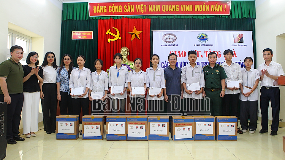 Đại diện lãnh đạo Vụ Chính sách tiền tệ (Ngân hàng Nhà nước Việt Nam), Bộ đội Biên phòng tỉnh, Tỉnh Đoàn trao tặng quà cho các cháu học sinh thuộc chương trình “Nâng bước em đến trường-Con nuôi Đồn Biên phòng”. 

