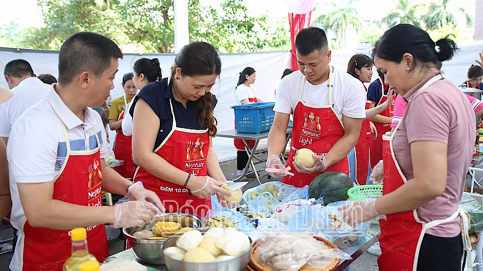 Các đội tuyển tham gia chế biến món ăn thể hiện “Kết nối yêu thương.
