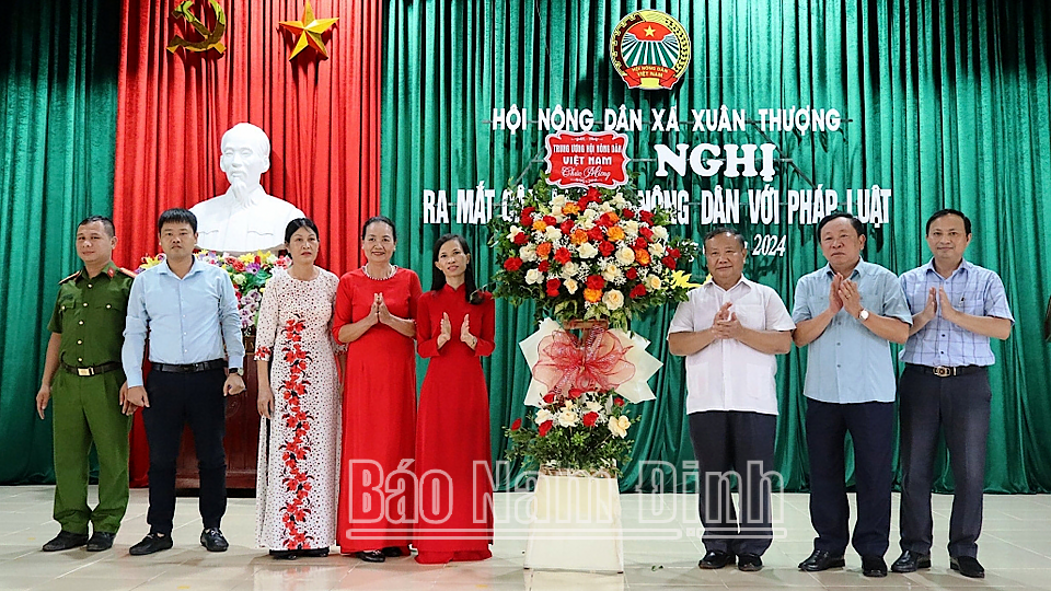 Trung ương Hội Nông dân Việt Nam chúc mừng Câu lạc bộ “Nông dân với pháp luật” xã Xuân Thượng.