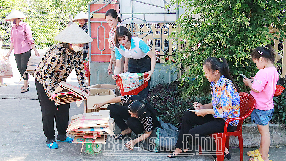 Hội viên Hội Liên hiệp Phụ nữ xã Hải Cường gom rác vô cơ tái chế để bán gây các quỹ hỗ trợ.