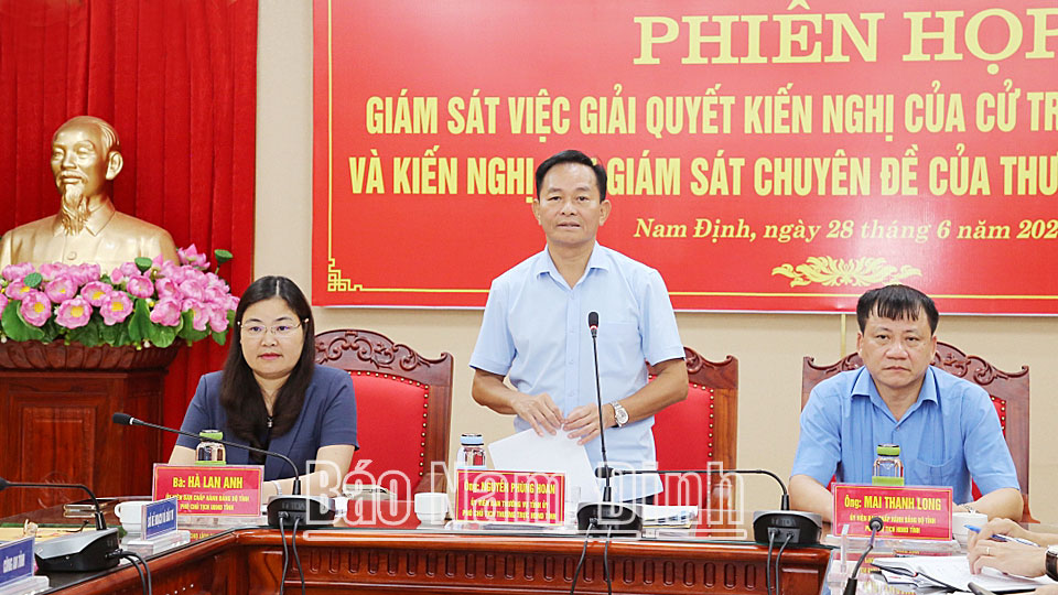 Đồng chí Nguyễn Phùng Hoan, Ủy viên Ban TVTU, Phó Chủ tịch Thường trực HĐND tỉnh phát biểu tại phiên họp. 