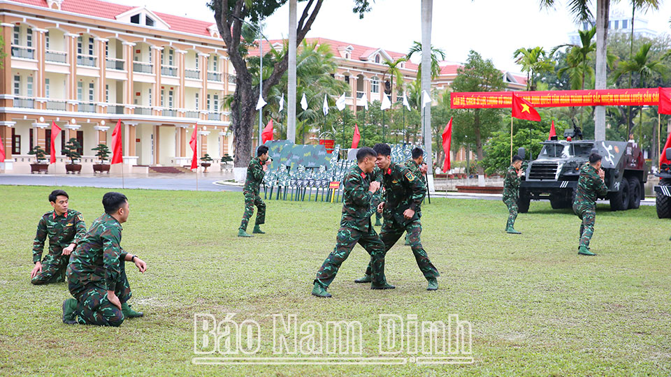 Cán bộ, chiến sĩ Đại đội Trinh sát - Cơ giới (Bộ Chỉ huy Quân sự tỉnh) luyện tập võ thuật. (Ảnh Hoàng Tuấn)