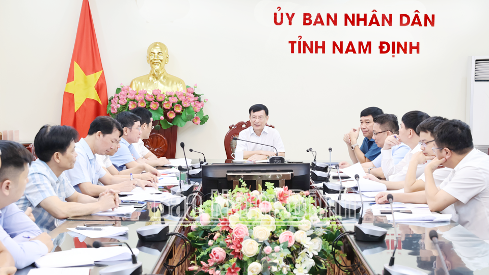 Đồng chí Phạm Đình Nghị, Phó Bí thư Tỉnh ủy, Chủ tịch UBND tỉnh chủ trì cuộc họp. 
