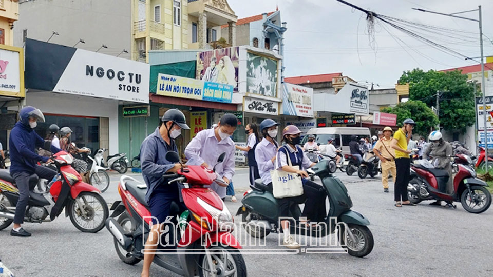 Phụ huynh đồng hành cùng thí sinh tại Điểm thi THPT Hoàng Văn Thụ (Vụ Bản). 