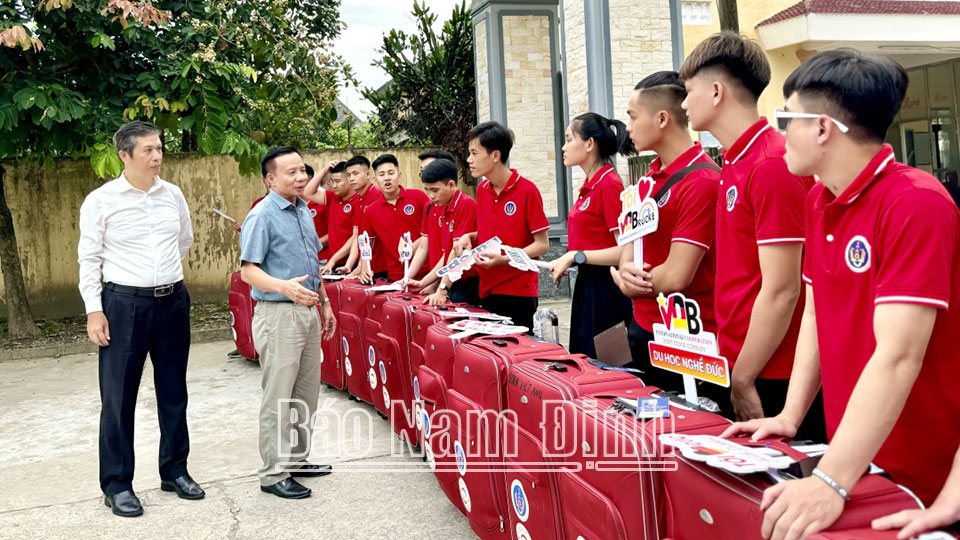 Các sinh viên tham gia chương trình thực tập trải nghiệm lao động tại Cộng hòa Liên bang Đức được chu đáo dặn dò trước giờ xuất cảnh. 