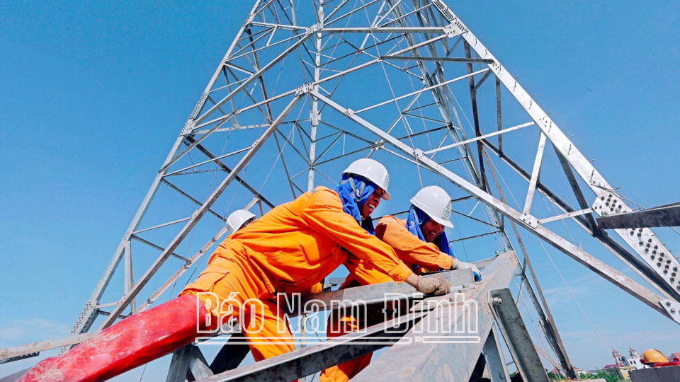 Các thành viên Tổ xung kích Công ty Điện lực Nam Định tham gia hỗ trợ thi công nêu cao tinh thần trách nhiệm, với tinh thần “chỉ bàn làm, không bàn lùi”; “vượt nắng, thắng mưa”; “ăn tranh thủ, ngủ khẩn trương”; “thi công 3 ca, 4 kíp”