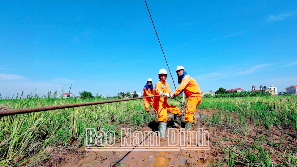 Các thành viên Tổ xung kích Công ty Điện lực Nam Định tham gia hỗ trợ thi công Cột 30 dịa bàn xã Trực Hùng (Trực Ninh)