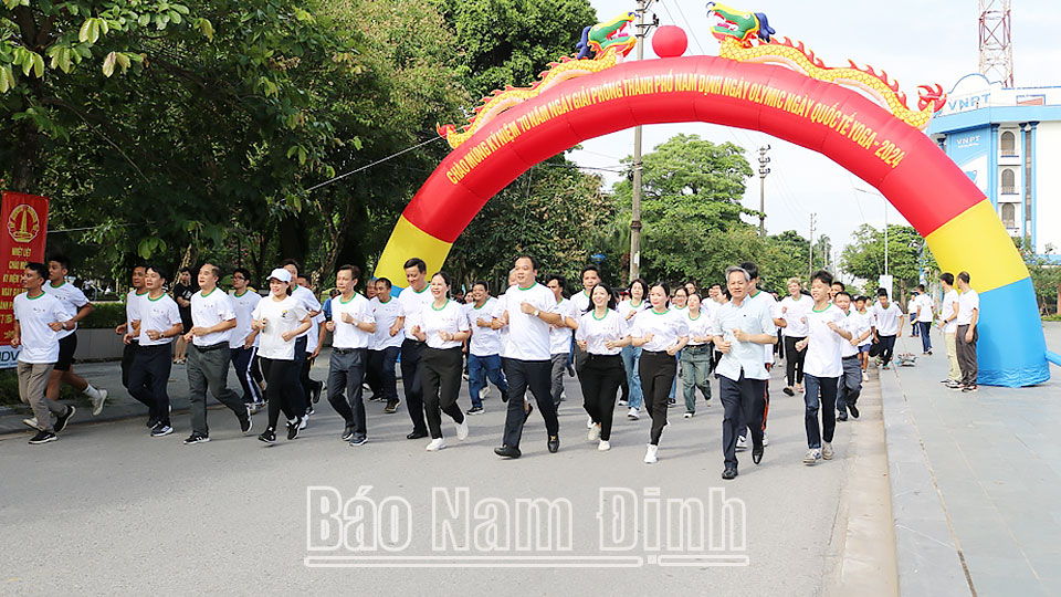 Các đại biểu và người dân hưởng ứng tham gia chạy đồng hành tại lễ khai mạc.