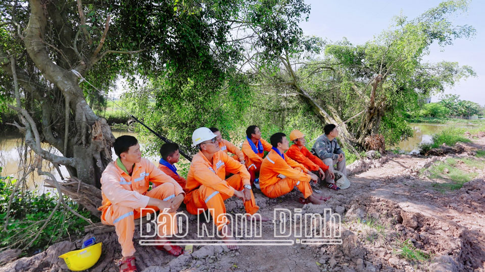 Các thành viên Tổ xung kích Công ty Điện lực Nam Định tham gia hỗ trợ thi công dự án đường dây 500kV mạch 3 nêu cao tinh thần “vượt nắng, thắng mưa”; “ăn tranh thủ, ngủ khẩn trương”; “thi công 3 ca, 4 kíp”