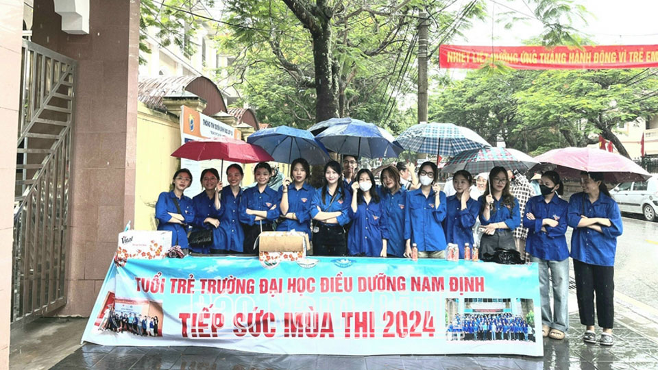 Đội tình nguyện viên Trường Đại học Điều dưỡng Nam Định tiếp sức mùa thi tại Điểm thi THPT chuyên Lê Hồng Phong. 