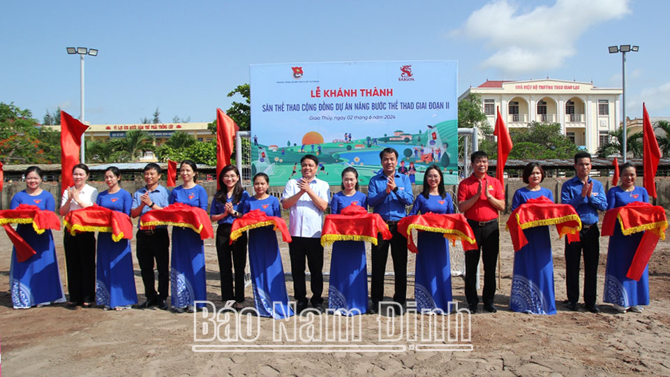 Các đại biểu cắt băng khánh thành Sân thể thao cộng đồng dự án nâng bước thể thao giai đoạn 2 xã Giao Lạc. 