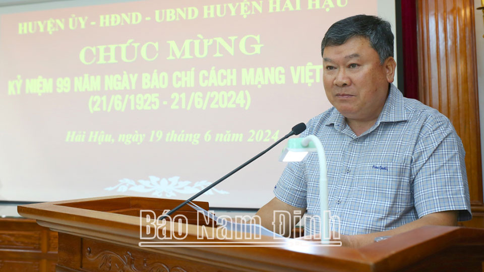 Đồng chí Trần Minh Hải, TUV, Bí thư Huyện ủy, Chủ tịch HĐND huyện Hải Hậu phát biểu tại buổi gặp mặt. 