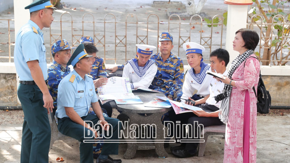 Nhà báo Trần Vân Anh, Phó Tổng biên tập Báo Nam Định phỏng vấn cán bộ, chiến sĩ tại đảo Trường Sa lớn.