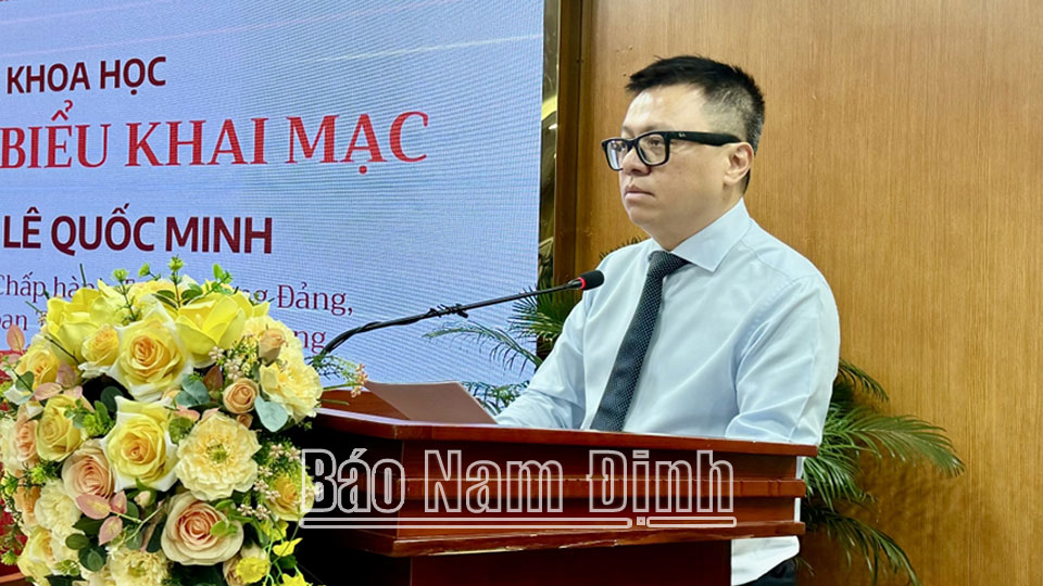 Đồng chí Lê Quốc Minh, Ủy viên BCH Trung ương Đảng, Tổng Biên tập Báo Nhân Dân, Phó Trưởng ban Tuyên giáo Trung ương, Chủ tịch Hội Nhà báo Việt Nam phát biểu khai mạc Hội thảo. 