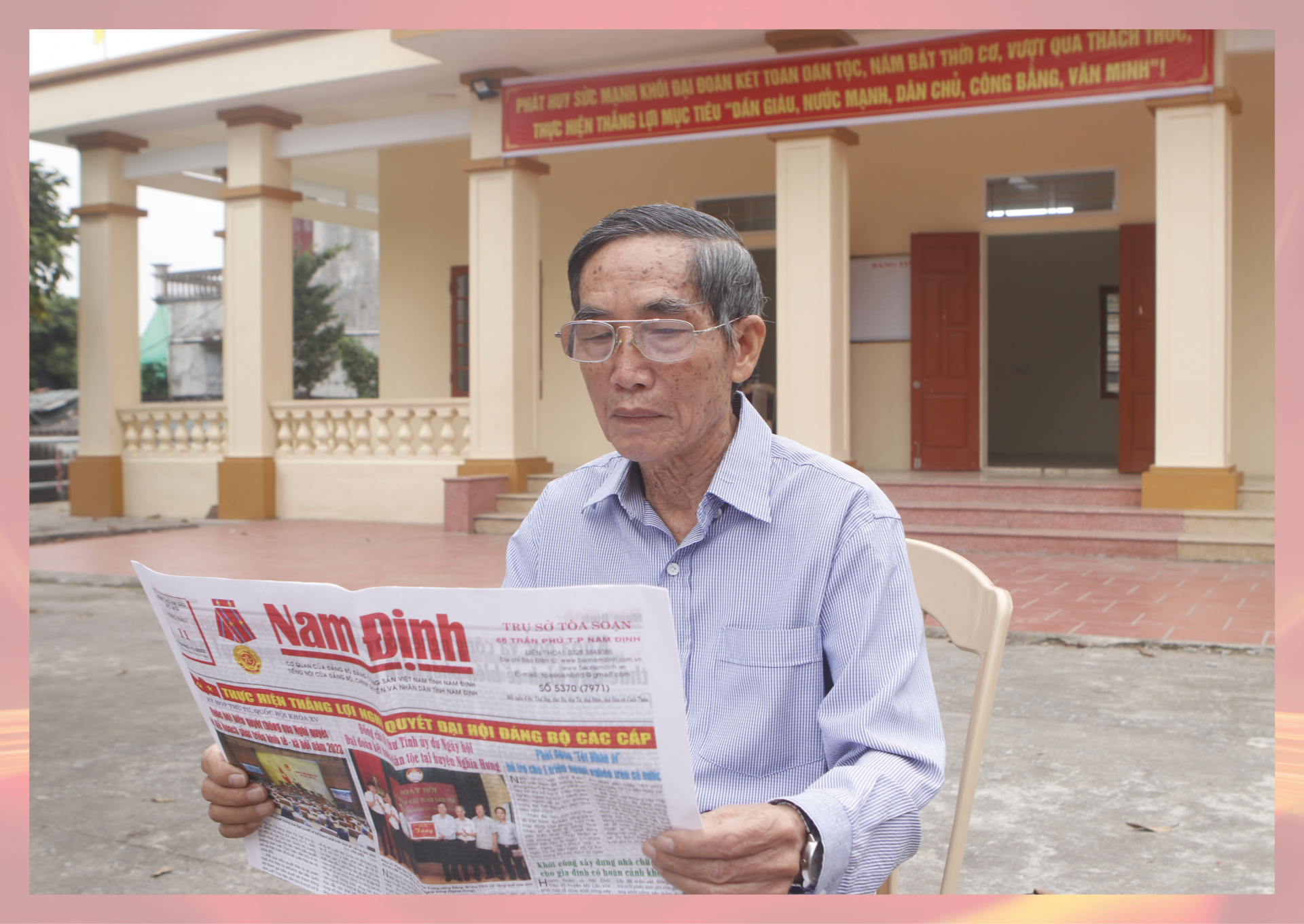 <em>Đồng chí Trịnh Xuân Nhâm, Huy hiệu 55 năm tuổi Đảng, Bí thư Chi bộ thôn Cư Nhân, xã Mỹ Thành (Mỹ Lộc).</em>