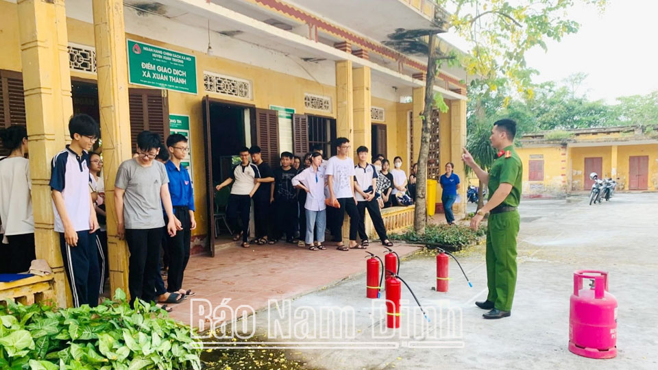 Đoàn Thanh niên xã Xuân Thành (Xuân Trường) phối hợp với Công an xã Xuân Thành tổ chức tuyên truyền về phòng cháy chữa cháy, thực hành kỹ năng về phòng cháy chữa cháy cho đoàn viên, thanh, thiếu nhi trên địa bàn. 