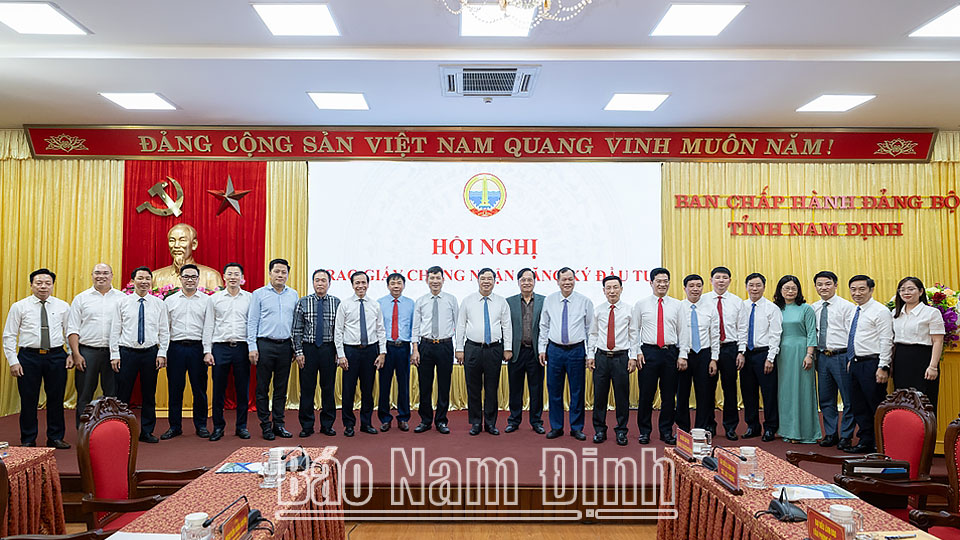 Các đồng chí lãnh đạo tỉnh chụp ảnh lưu niệm với Ban lãnh đạo Công ty cổ phần đầu tư hạ tầng Khu công nghiệp Bảo Minh và Công ty Cổ phần Giấy GĐT.