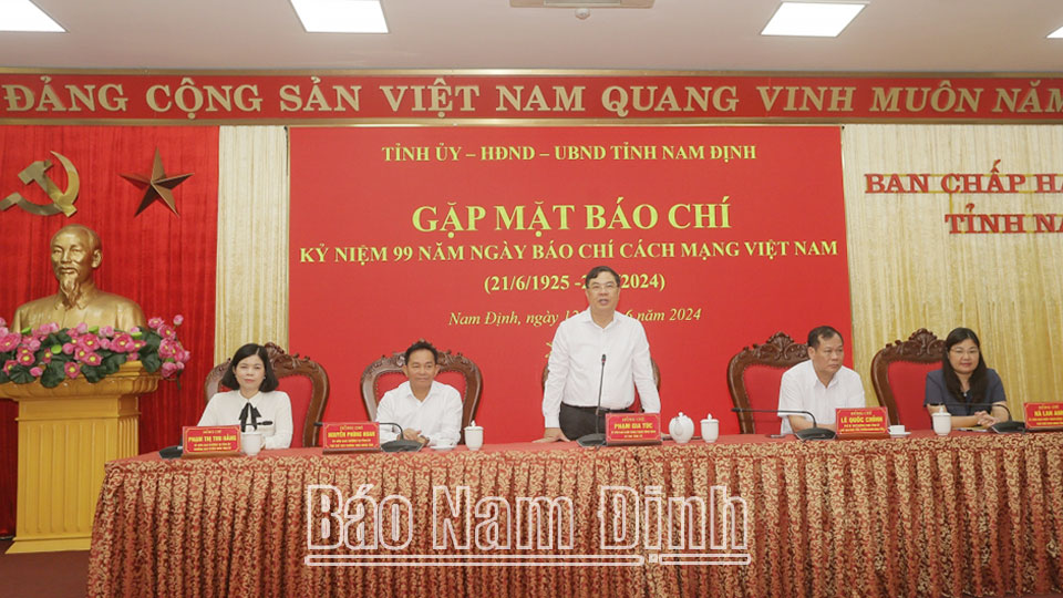 Đồng chí Phạm Gia Túc, Ủy viên BCH Trung ương Đảng, Bí thư Tỉnh ủy phát biểu tại buổi gặp mặt đại diện các cơ quan báo chí Trung ương thường trú trên địa bàn nhân kỷ niệm 99 năm Ngày Báo chí Cách mạng Việt Nam