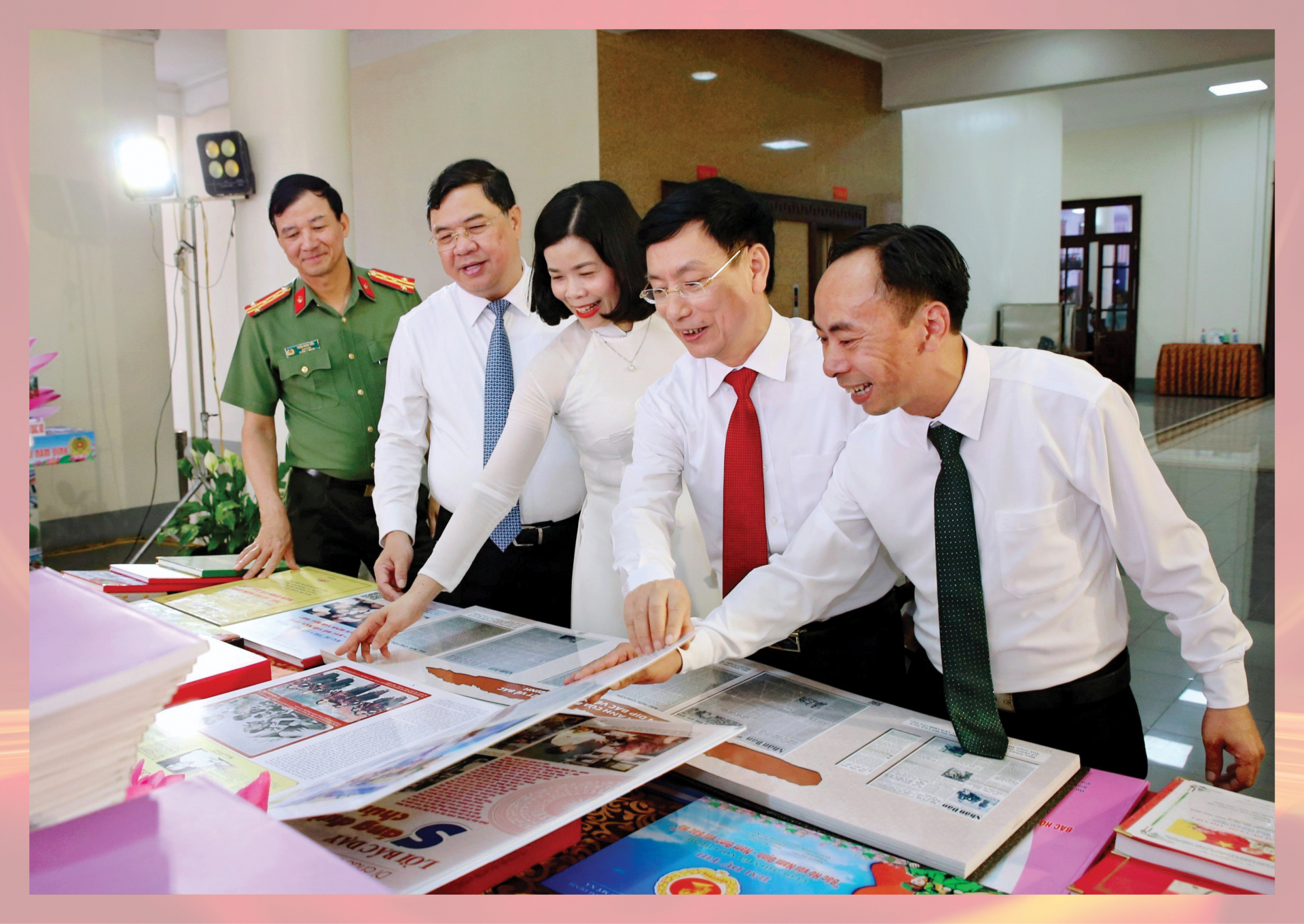 <em>Các đồng chí lãnh đạo tỉnh tham quan trưng bày các tác phẩm tham dự Cuộc thi viết “Bác Hồ với Nam Định, Nam Định với Bác Hồ”.
</em>