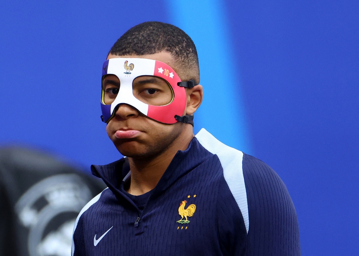 Mbappe xuất hiện cùng chiếc mặt nạ trong buổi tập gần nhất của ĐT Pháp.