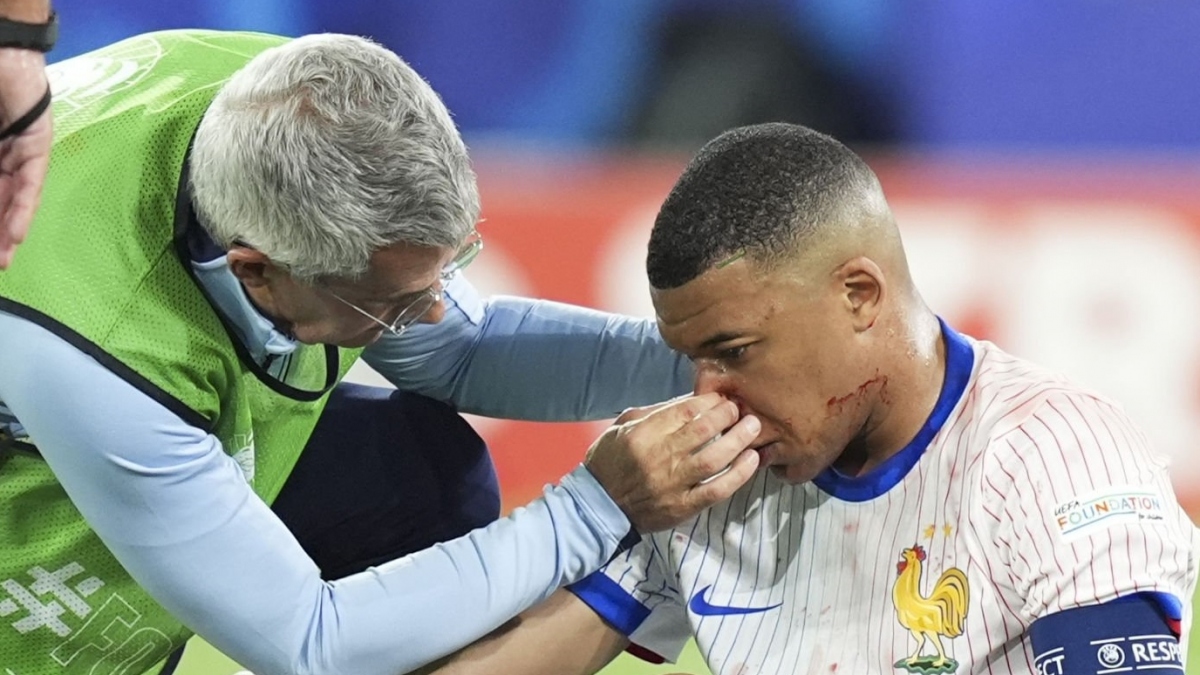 Mbappe dính chấn thương ở trận đấu với Áo