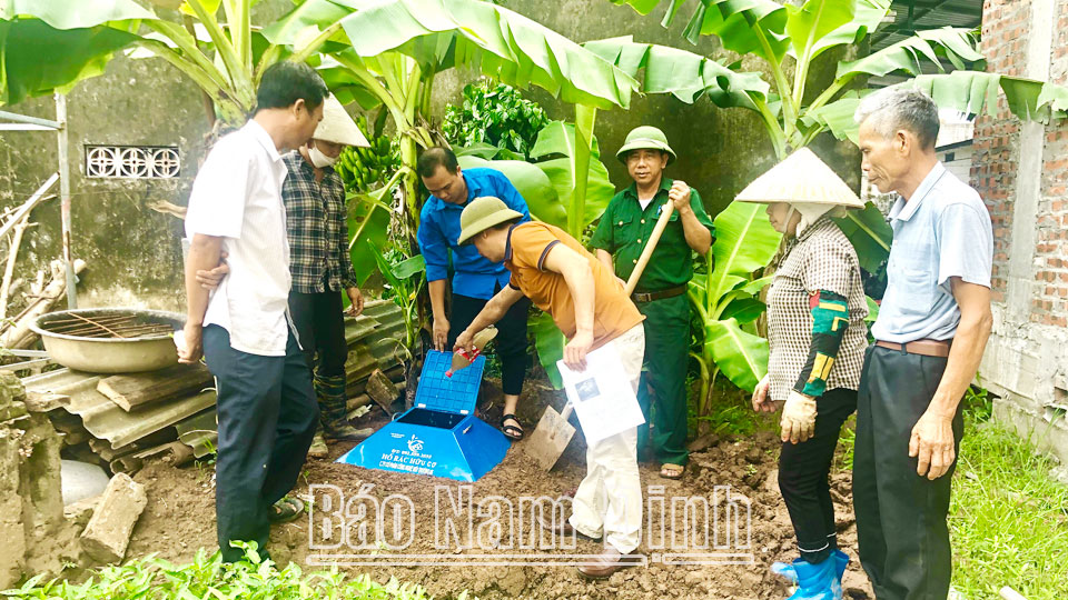 Hội Cựu chiến binh xã Xuân Kiên phối hợp với các ban, ngành, đoàn thể xã tuyên truyền, vận động nhân dân sử dụng chế phẩm vi sinh xử lý rác thải hữu cơ tại nhà.