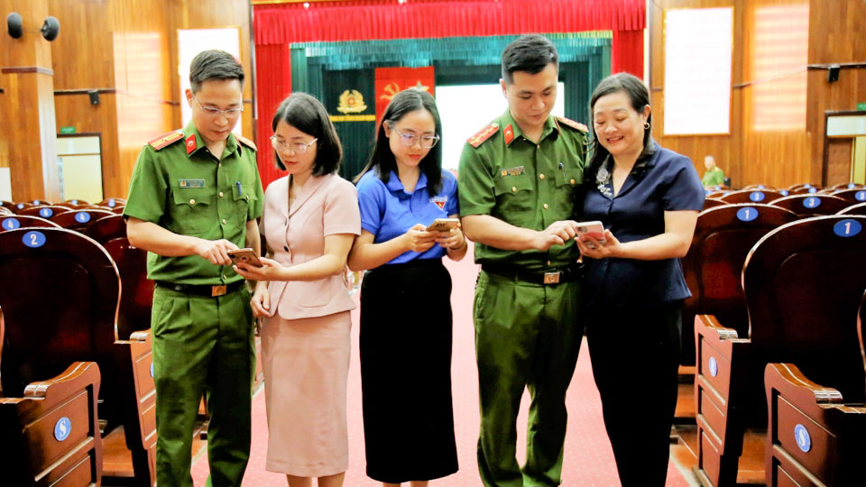 Tăng cường công tác phối hợp hướng dẫn công dân sử dụng dịch vụ công trực tuyến