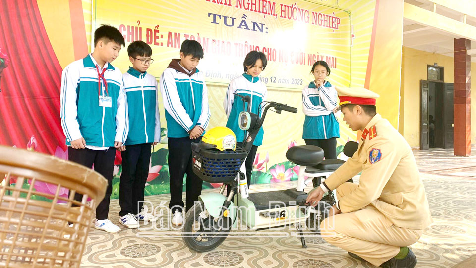 Hoạt động trải nghiệm chủ đề An toàn giao thông cho nụ cười ngày mai của học sinh Trường THCS Hải Hậu (Hải Hậu).