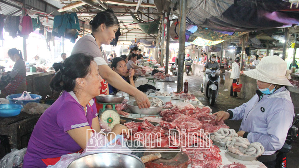 Cung ứng thịt lợn tại chợ Liễu Đề (Nghĩa Hưng).