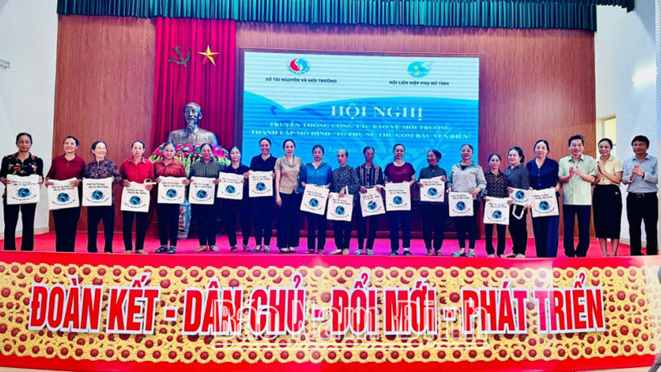 Hội LHPN xã Giao Lạc ra mắt mô hình “Tổ Phụ nữ thu gom rác ven biển”