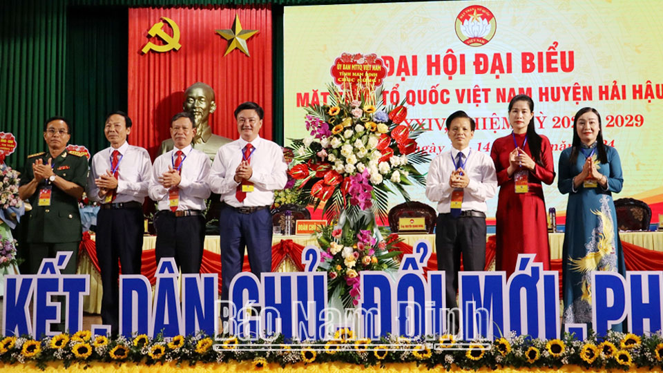 Các đồng chí lãnh đạo Ủy ban MTTQ tỉnh tặng hoa chúc mừng Đại hội. (