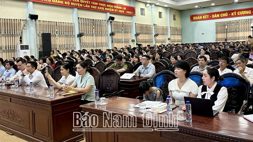 Các đại biểu tham dự hội thảo. 