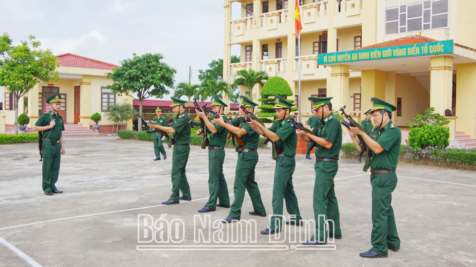 Cán bộ, chiến sĩ Đồn Biên phòng Ba Lạt (Bộ đội Biên phòng tỉnh) huấn luyện sẵn sàng chiến đấu.