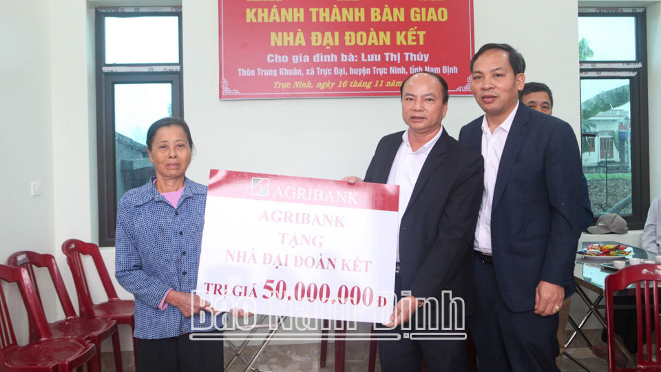 Ngân hàng Nông nghiệp và Phát triển nông thôn tỉnh trao kinh phí hỗ trợ xây nhà đại đoàn kết cho gia đình bà Lưu Thị Thuý, thôn Trung Khuân, xã Trực Đại (Trực Ninh). (Ảnh do cơ sở cung cấp)