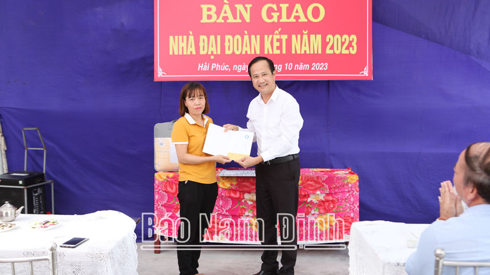 Lãnh đạo Ủy ban MTTQ Việt Nam tỉnh bàn giao nhà Đại đoàn kết cho gia đình chị Trần Thị Nhung, xóm Thượng Phúc, xã Hải Phúc (Hải Hậu).