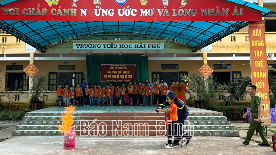 Công an huyện Hải Hậu tổ chức thực hành về phòng cháy, chữa cháy và cứu nạn cứu hộ cho giáo viên và học sinh Trường Tiểu học Hải Phú.