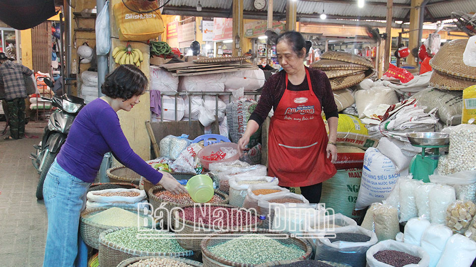 Lương thực là một trong những mặt hàng đã tăng giá trước thời điểm tăng lương (Quầy hàng lương thực tại chợ đầu mối Mỹ Tho, thành phố Nam Định).